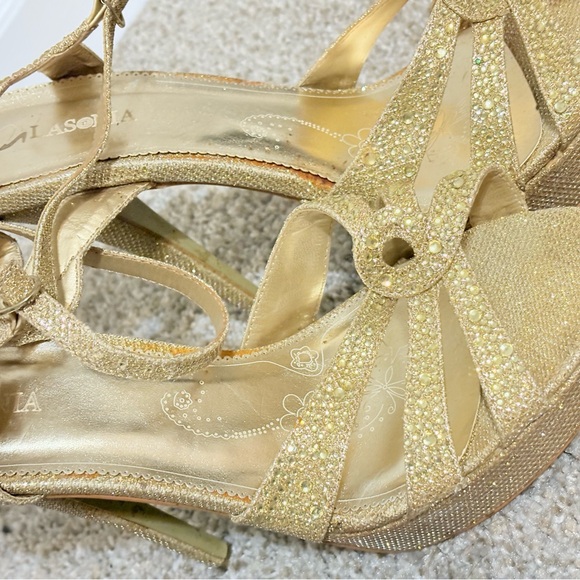 Elegant Gold Strappy Women's Sandals - Picture 5 of 8